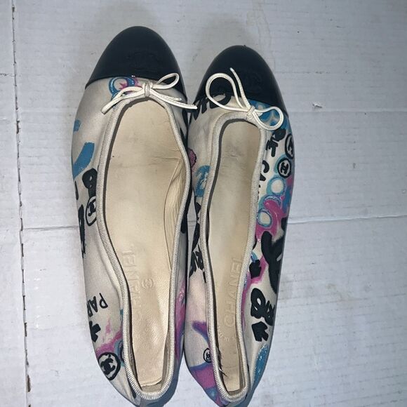 CHANEL BLACK WHITE & PURPLE CANVAS ALMOND TOE GRAPHIC BOW BALLET FLATS SIZE 10.5 - Picture 3 of 12
